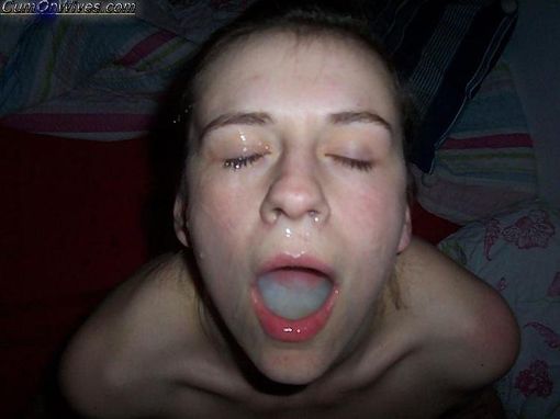Девушки на домашнем фото очень сексуально сосут большие члены и показывают язык со спермой