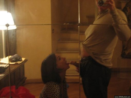 В домашнем фото девушки сосут член и показывают голую вагину