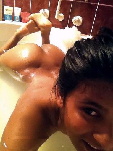 Симпатичная индианка на домашнем фото сексуально поднимает юбку с голым влагалищем и упругими булками