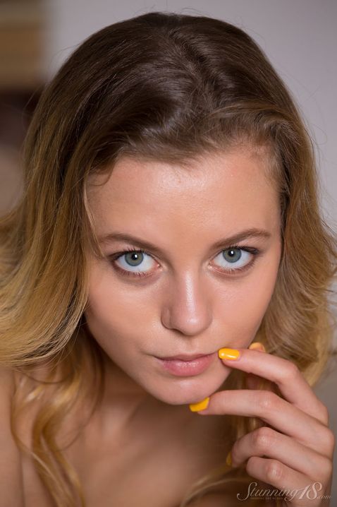 Блондинка с голубыми глазами Agnes на порно фото обнажает великолепные сисечки смотреть онлайн
