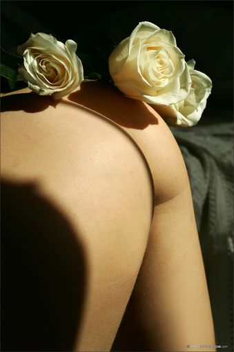 Нежная писечка и груди малышки украшенные белой розой