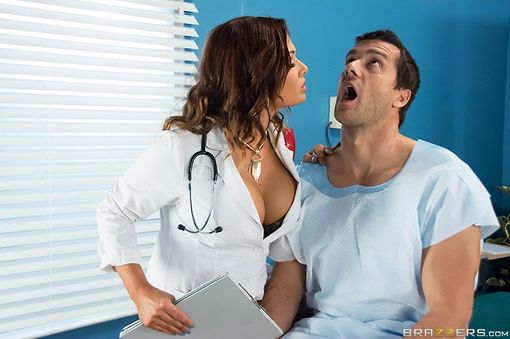 Брутальный самец с наслаждением трахает медсестру в анальное отверстие