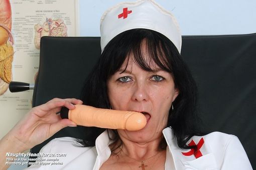 Красивое влагалище медсестры и мастурбация клитора крупно на фото