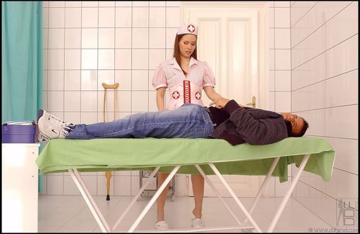 Пациент трахает симпатичную медсестру на передвижной кровати