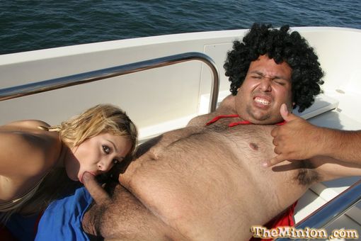 Минет во время морской прогулки на катере, девушка глубоко заглатывает пенис