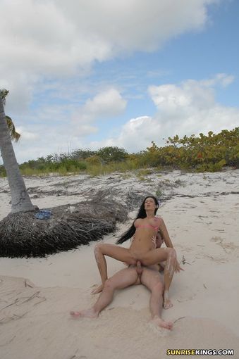 Мужик трахает под пальмой на пляже свою партнершу, девка сначала сосет член