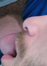 Гомосексуалист пришел в гости к спящему другу и подносит член к его рту