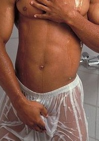 Голый атлет со стоячим хуем принимает душ