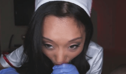 Смазливая медсестра ебется с гандоном