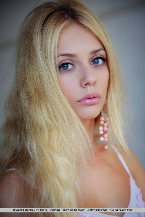 Длинноволосая блондинка Jennifer Mackay с притягательными беленькими сиськами на фоне загара порно фото