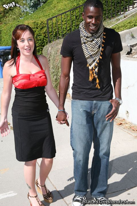 Крепкий чернокожий парень ебет длинным членом симпатичную деваху Ivy Ryde порно фото